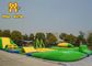 14 años de niños riegan el parque Inflatables con SALTO gigante del SALTO de la carrera de obstáculos