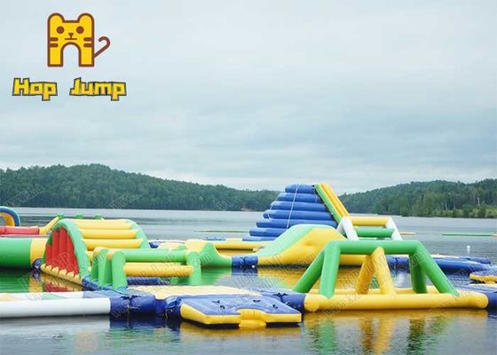 Parque inflable del agua de la carrera de obstáculos del juego de los deportes en el mar del lago